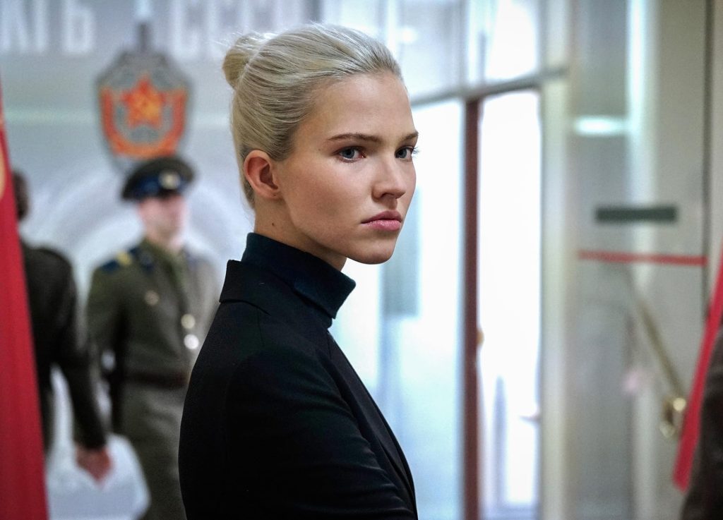 Sasha Luss vive Anna O Perigo Tem Nome um filme de 2019 que faz sucesso nos longas de ação da Netflix